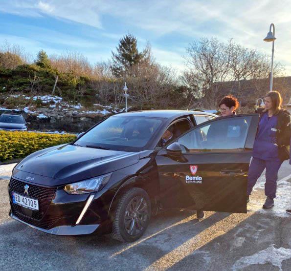 to damer ved ny svart elbil - Klikk for stort bilete