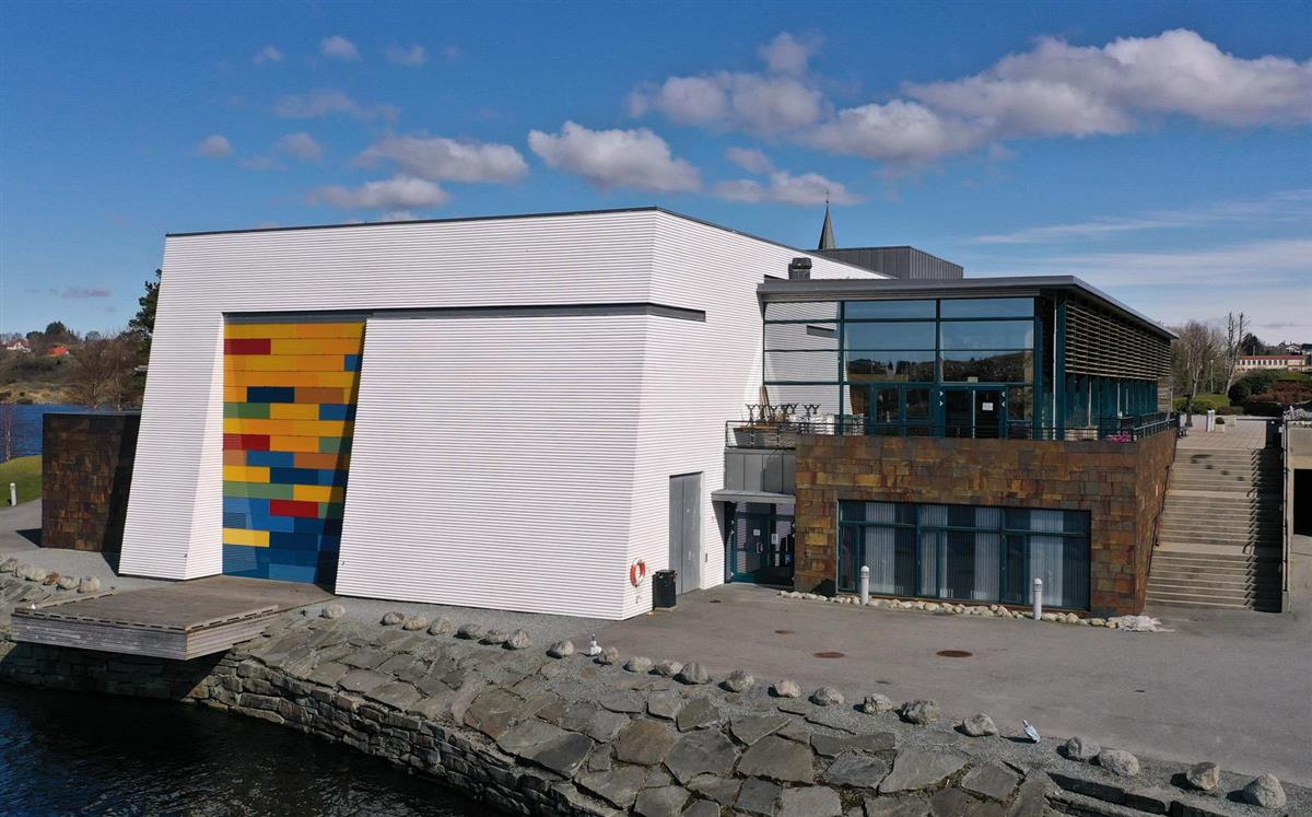 bygg ved vatn - Klikk for stort bilete
