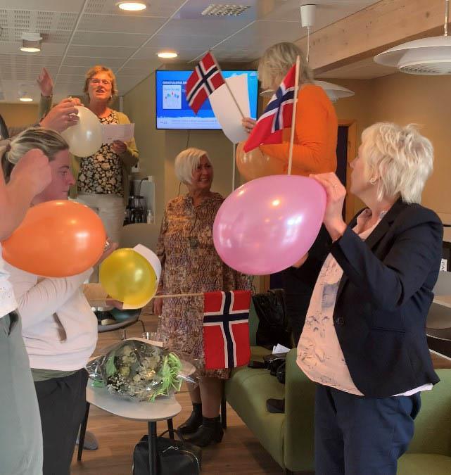 folk med ballongar og norske flagg - Klikk for stort bilete