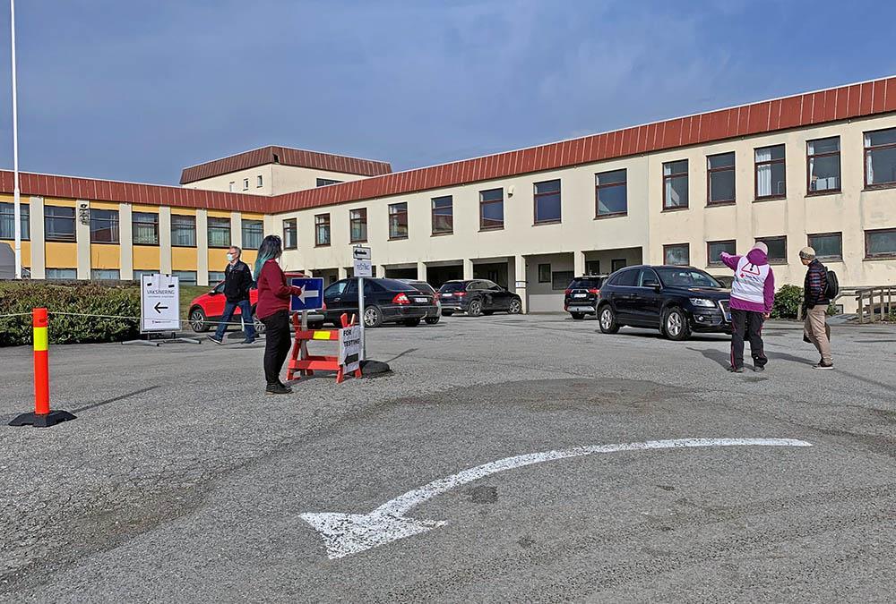 dirigering av trafikk for vaksinering. foto. - Klikk for stort bilete