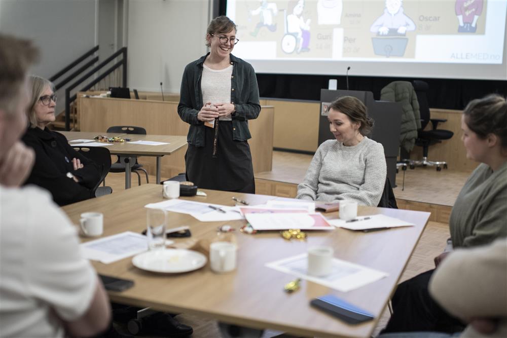 Gruppedeltakarar som diskuterer med prosjektleiar for ALLEMED-dugnaden i Bømlo - Klikk for stort bilete