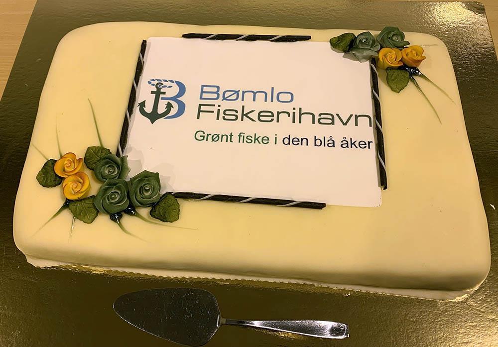 kake med påskrift bømlo fiskerihavn - grønt fiske i blå åker - Klikk for stort bilete