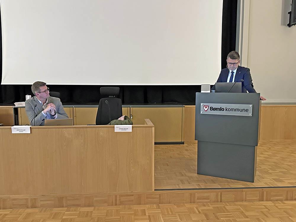 man på podium og mann på talarstol - Klikk for stort bilete